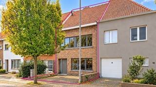 <p>Volledig gerenoveerde en energiezuinige woning in de gezellige Paul Michielswijk, op slechts 1 km van de dijk en het strand en op fietsafstand van het centrum van Oostende.</p>
<p>De woning omvat een inkomhal met apart gastentoilet en vestiaire, een ruime en lichtrijke leefruimte met eet- en zithoek en pelletkachel, een volledig geïnstalleerde keuken met aansluitende berging. Verder is er een gezellige stadstuin met ruim terras en berging. Vooraan bevindt zich een aangelegde parking voor één auto en eveneens plaats voor een gesloten fietsenstalling.</p>
<p>Op de eerste verdieping bevinden zich 3 slaapkamers en een badkamer met bad-douchecombinatie, lavabo en tweede toilet. Via een schuiftrap bereikt u de volledig geïsoleerde zolder, die mogelijkheden biedt voor de inrichting van een vierde slaapkamer of hobbyruimte.</p>
<p>Extra troeven:</p>
<ul>
<li>Energiezuinig</li>
<li>Hoogrendementsbeglazing</li>
<li>Voorzien van elektrische rolluiken</li>
<li>Conforme elektriciteit</li>
<li>Regenwaterput</li>
<li>Aangelegde stadstuin</li>
<li>Zonneluifel</li>
<li>Volledig gerenoveerd</li>
<li>Rustige woonwijk</li>
<li>Op 1 km van het strand</li>
<li>Zolder met extra mogelijkheden</li>
</ul>
<p>Deze woning is te koop ZONDER makelaar via het concept van Smart Houses! Wenst u verdere inlichtingen of een bezoek? Contacteer rechtstreeks de eigenaar via +32478830668</p>