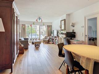 INDELINGGELIJKVLOERSInkomhal ca. 9 m² - grijze keramische tegelvloerLiving ca. 34 m² - planken parket - schouwKeuken ca. 10 m² - grijze keramische...