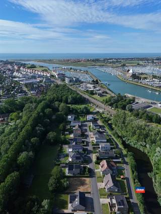 <p><span>NIEUWPOORT | UNIEK GELEGEN BOUWGROND VAN 544m² MET EEN GOEDE ORÏENTATIE IN EEN AANGENAME VERKAVELING |</span></p><p><span>Deze centraal gelegen bouwgrond ligt vlakbij de havengeul en op een steenworp van de jachthaven en wandelpromenade, halfweg tussen het commerciële centrum van Nieuwpoort-bad en het historische centrum van Nieuwpoort-stad.</span></p><p><span>Openbaar vervoer (bus en tram) en supermarkten in de nabijheid.</span></p><p><span>Het laatste vrije perceel in de villawijk.</span></p><p><span>Mis deze unieke kans niet om uw bouwplannen waar te maken op deze toplocatie!</span></p><p><span>Straatbreedte van het perceel bedraagt 18m, de diepte van het perceel 30,21m.</span></p><p><span>Bouwvoorschriften: diepte voortuin: 5m, diepte achtertuin: minstens 8m. Bebouwbare oppervlakte: 12m breed en 17m diep (maximaal 204m² gelijkvloers).</span></p><p><span>Achteraan het perceel is er een extra stook van ongeveer 60m². Deze extra grond mag worden gebruikt. Het is eigendom van de gemeente, en wordt gehuurd voor 1 euro per jaar.</span></p>