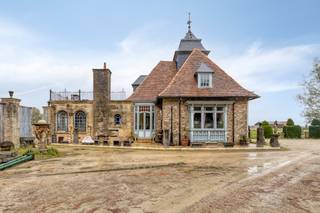 Construite en 1997 et terminée en 2000, cette propriété respire l'authenticité et la classe rustique. C'est actuellement une base commerciale,...