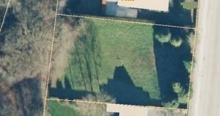 In een fijne en residentiële woonwijk ligt dit mooie perceel bouwgrond van 1069m².<br />Het perceel is geschikt voor bebouwing met een vrijstaande woning (open bebouwing) en heeft een aangename, westelijke oriëntatie.<br />Absolute meerwaarde is dat de tuin grenst aan het achtergelegen bosgebied! <br /><br />Op wandel- en fietsafstand liggen de grotere winkels en zowel openbaar vervoer als de fietsostrade zijn in de omgeving.<br />De verbindingswegen richting Lier en Boechout zijn eveneens vlakbij.<br /><br />Het perceel heeft een straatbreedte van +/-24m en diepte van ongeveer 41m.<br /><br />Geen bouwverplichting en toekomstige bouwaanvragen zullen ruimtelijk inpasbaar moeten zijn in de omgeving en de foodprint volgen van de omgeving.<br />Een bijgebouw van 40m² is, middels het vrijstellingenbesluit, mogelijk na oprichting van het hoofdgebouw.<br /><br /><br />BIJZONDERHEDEN:<br /><br />- Rustig gelegen in fijne verkaveling<br />- Mooi perceel grond grenzend aan bosgebied<br />- Westelijke oriëntatie tuin<br />- Niet gelegen in risicozone overstromingsgevaar + perceelscore A