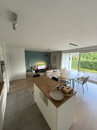 Op zoek naar comfortabel wonen in een rustige en aangename omgeving? Dit verzorgd gelijkvloers appartement in Gentbrugge biedt alle comfort voor wie ruimte, licht en een praktische indeling weet te waarderen. <br /><br />Gelegen in Gentbrugge met een vlotte verbinding naar het centrum van Gent, openbaar vervoer, winkels, scholen en belangrijke invalswegen. <br /><br />Het appartement beschikt over een ruime en lichtrijke <strong>woonkamer </strong>met open ingerichte <strong>keuken</strong>, ideaal voor gezellige momenten met familie of vrienden. Verder zijn er <strong>twee </strong>volwaardige <strong>slaapkamers</strong>, een <strong>badkamer </strong>en een handige <strong>berging</strong>. <br /><br />Een absolute troef is de privatieve <strong>tuin met terras</strong>, waar u in alle rust kunt genieten van het buitenleven. Daarnaast beschikt het appartement over een <strong>ondergrondse autostaanplaats.</strong> <br /><br />Huurprijs € 1.050 + € 80 AO per maand. <br />Beschikbaar vanaf 1 september 2026. <br /><br />EPC 111 kWh/m² - B. <br /><br />Interesse in dit appartement? Neem gerust contact op voor meer informatie of een bezoek ter plaatse. <br />