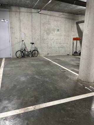 Ondergrondse autostaanplaats in project '100 NOORD'De autostaanplaats heeft een lengte van 5m en een breedte van 2,5m.Toegang via badge of code...