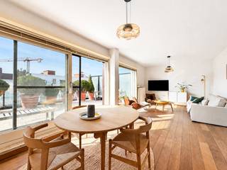 Deze penthouse is uitstekend gelegen in Knokke, op wandelafstand van de Zeedijk, het Van Bunnenplein en het commerciële centrum. Het appartement omvat een inkomhal met vestiaire, een lichtrijke leefruimte met toegang tot het ruime en zonnige terras. Daarnaast is er een afzonderlijke keuken en een ruime master bedroom met ensuite douchekamer. Een private kelderberging is inbegrepen en er is tevens een gemeenschappelijke fietsenberging aanwezig. De mogelijkheid bestaat tot aankoop van een autostaanplaats en een tweede kelderberging.<br /><br />stedenbouwkundig uittreksel en maatregelenregister in aanvraag.<br /><br />Aarzel niet om ons te contacteren voor meer info: tel. : 050 62 44 14 of via Knokke@immax.be