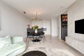 <strong>Exclusief appartement, gelegen op de 14de verdieping van de Antwerp Tower. </strong><br /><br /><strong>Indeling:</strong><br /><span>Via de centraal gelegen inkomhal heeft men onder meer toegang tot bijna alle ruimtes van het appartement. De leefruimte met open keuken biedt een <strong>oase van rust</strong> met een <strong>spectaculair uitzicht over de stad Antwerpen</strong>. De <strong>stijlvolle open keuken</strong> is tot in de puntjes uitgerust en voorziet in alles wat je nodig hebt om voluit van je culinaire creaties te genieten.<strong><br /><br /></strong>Verder vinden we <strong>twee slaapkamers</strong>, waarvan de grootste over een <strong>moderne ensuite badkamer </strong>beschikt voorzien van een inloopdouche en een toilet. Beide slaapkamers hebben toegang tot het <strong>terras</strong> vooraan, verbonden met de leefruimte. De tweede slaapkamer is ingericht als bureau en geniet van ingemaakte kasten voorzien van een logeerbed.</span><br /><br /><span>Het appartement werd tot in de details afgewerkt. <strong>Hoogwaardig afgewerkte keuken</strong> <strong>en badkamer </strong>en overal dezelfde <strong>verfijnde</strong> afwerking.</span><br /><br /><strong>Bijzonderheden:</strong><br />Energiezuinig appartement met label <strong>A</strong>;<br />Verkoop onder <strong>registratiestelsel</strong>;<br />Inbegrepen in de prijs: een <strong>aparte privatieve berging</strong>, ideaal als extra opslagruimte. <br /><span>Optioneel</span> bij te kopen: een <strong>autostaanplaats</strong> op -4 <em>(vraagprijs: 35.000,- EUR).</em><br /><span>Gemeenschappelijke <strong>fietsenstalling</strong>;<br /><strong>Afvallokaal</strong>;<br /><strong>Bringme Box</strong> om al uw pakjes veilig te ontvangen, te versturen en/of te retourneren.<br /><br /><strong>Ligging:</strong><br />Te voet naar de Meir of in het weekend naar de markt, het appartement is gelegen te <strong>midden van het bruis</strong></span><span><strong>ende Antwerpse stadsleven</strong>, aan de Opera en het Centraal station en dichtbij allerlei winkels en restaurants. </span>