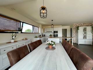 <p>Op zoek naar een instapklaar appartement met uitzonderlijk veel ruimte, moderne voorzieningen en een uitstekende ligging? Dan is dit recente appartement met een bewoonbare oppervlakte van maar liefst 140 m² zeker een bezoek waard.</p><p>Dankzij de gunstige ligging geniet u van een vlotte verbinding naar de E40 en bevinden zowel het station van Wetteren als Melle zich op slechts 4 km afstand. In de directe omgeving vindt u bovendien winkels, supermarkten, scholen, horecazaken, tankstations en diverse sport- en recreatiemogelijkheden, waaronder De Warande.</p><p>Het pand bevindt zich op de 1ste verdieping van een kleinschalig gebouw. Via de ruime inkomhal met gastentoilet komt u in de lichtrijke leefruimte met open keuken - volledig uitgerust met inductiekookplaat, dampkap, oven, microgolfoven, vaatwasser - met praktisch kookeiland en voldoende bergruimte. Aansluitend aan de keuken bevindt zich een berging/wasplaats met toegang tot de zolder. Verder is er een ruim, zonnig terras van circa 35 m², waar het heerlijk vertoeven is. Voorts zijn er 2 volwaardige slaapkamers en een badkamer met royale inloopdouche, dubbele lavabo en veel opbergruimte. </p><p></p><p>Extra troeven: zonneboiler en ventilatiesysteem, alsook wordt er een staanplaats ter beschikking gesteld. </p><p></p><p>Een bezoek kan uitsluitend worden aangevraagd via onze website: www.vastgoeddevos.be/te-huur. Selecteer het pand en klik vervolgens op "Maak een afspraak".</p>