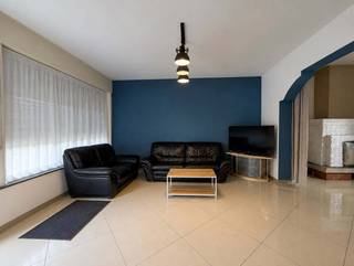 Deze ruime en veelzijdige eigendom is gelegen in de Nieuwe Abelestraat in Roeselare op een perceel van ca. 900 m². De eigendom omvat een ruime hoofdwoning en 2 afzonderlijke woongelegenheden achteraan, wat het geheel bijzonder interessant maakt als opbrengsteigendom. De hoofdwoning omvat op het gelijkvloers een woonkamer, keuken, badkamer en een tweede leefruimte met open haard. Op de eerste verdieping bevinden zich 2 ruime slaapkamers en 2 kleinere slaapkamers. Daarnaast is er nog een ruimte voorzien voor een extra badkamer (die momenteel nog niet is afgewerkt). Achter de hoofdwoning bevinden zich 2 afzonderlijke woongelegenheden. Beide beschikken op het gelijkvloers over een living en een keuken en op de verdieping over een slaapkamer en een badkamer.<br /><br />De eigendom beschikt bovendien over een ruime achterliggende tuin en buitenruimte, die dankzij de aanzienlijke oppervlakte tal van mogelijkheden biedt voor ontspanning of verdere inrichting.<br /><br />De volledige eigendom is momenteel verhuurd en genereert een totale maandelijkse huur inkomst van € 2.600. Op basis van de vraagprijs van € 440.000 vertegenwoordigt dit een bruto huurrendement van ca. 5,9 %. Hierdoor is deze eigendom interessant voor investeerders die op zoek zijn naar een opbrengsteigendom met een aantrekkelijk rendement.<br /><br />Troeven:<br /> <br />- ca. 900 m² perceeloppervlakte<br />- hoofdwoning met 2 afzonderlijke woongelegenheden<br />- totale huur inkomst van € 2.600/maand<br />- ca 5,9 % bruto huurrendement<br />- interessant als opbrengsteigendom<br />- vlotte bereikbaarheid