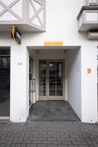 <p><span>Aangenaam duplex appartement met ruim zonneterras in het centrum van Schilde. </span></p><p><span>Dit appartement op de eerste verdieping, met een tweede ruime (slaap)kamer op de tweede verdieping, is gelegen op een zeer centrale locatie, in de nabijheid van winkels, bushalte, wandel- en fietspaden,…. <br />De ruime inkomhal, met inbouwkasten, geeft toegang tot het gastentoilet en een berging met aansluiting wasmachine/droogkast.</span></p><p><span>De mooie leefruimte (40 m²) geeft uit op het groot terras achteraan (26m²) met vrij uitzicht. Keuken (13 m²) kwalitatief ingericht (oven, inductievuur, koelkast, afwasmachine). </span></p><p><span>De badkamer (7 m²) is nieuw met bad en douche. Twee ruime slaapkamers (20 m² + 18 m²) ingericht met maatkasten.<br />Het is een gezellig, functioneel appartement, met overwegend massieve strokenparket franse eik (keuken: getrommelde arduintegels; WC: marmer; berging: keramische tegels; binnentrap blauwe hardsteen).<br />Op -1 bevindt zich een ruime privatieve kelderberging (5 m²) en een gemeenschappelijke fietsenstalling. <br />Via de inrit in de aanpalende zijstraat, heeft men toegang tot de autostaanplaats (+100€/m) in de garage met automatische toegangspoort en toegang tot de lift. <br />Maandelijkse gemeenschappelijke kosten +100€/m (verbruik & onderhoud gemeenschappelijke delen, lift).</span></p><p><span>Een aanrader, plan uw bezoekje!</span></p>