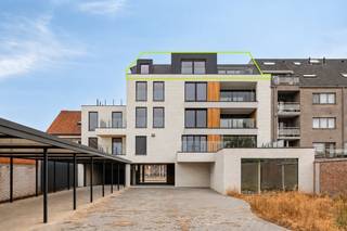 Dit prachtig nieuwbouwappartement is gelegen op een toplocatie in het centrum van Roeselare, op wandelafstand van winkels, horeca en openbaar vervoer. Het appartement bevindt zich op de vierde verdieping van residentie "HOX" en combineert een centrale ligging met hedendaags wooncomfort en energiezuinig wonen.<br /><br />Bij het binnenkomen komt u in de inkomhal, die toegang biedt tot de ruime en lichtrijke woonkamer met open keuken. Vanuit de keuken is er rechtstreeks toegang tot het ruime terras aan de voorzijde van het gebouw.<br />Verder beschikt het appartement over twee slaapkamers, waarvan één slaapkamer toegang biedt tot het achterliggende terras. Daarnaast is er een moderne badkamer, een afzonderlijk toilet en een praktische berging.<br /><br />De twee terrassen vormen een absolute troef en bieden extra buitenruimte met een aangenaam uitzicht.<br /><br />Het appartement is zeer energiezuinig (E-peil 15 - EPC 29 kWh/m² - Label A) en geniet de korting op de onroerende voorheffing de eerste vijf jaar. <br />Er zijn ook zonnepanelen gekoppeld aan het appartement. <br />De toiletten en de wasmachine zijn voorzien op regenwater. <br /><br />Bij het appartement hoort een fietsenstalling.<br />Achteraan het gebouw is er bovendien de mogelijkheid tot aankoop van een parkeerplaats.<br /><br />Ook de ligging is een absolute troef. Het appartement bevindt zich in het centrum van Roeselare, waardoor winkels, horecazaken en het openbaar vervoer vlot bereikbaar zijn te voet. U geniet er van alle voorzieningen binnen handbereik, gecombineerd met het comfort en de energiezuinigheid van een hedendaags nieuwbouwappartement.<br /><br />Bij interesse, aarzel niet ons te contacteren voor meer informatie of een plaatsbezoek op 051/201.400 of info@dicasa.be