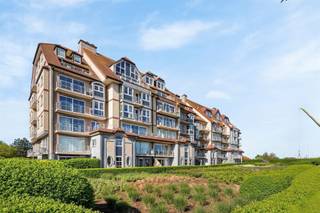 Uitzonderlijk ruim en luxueus afgewerkt woonappartement (182m2) met grote zonnige terrassen en wijdse zichten op de polders, de jachthaven en de...