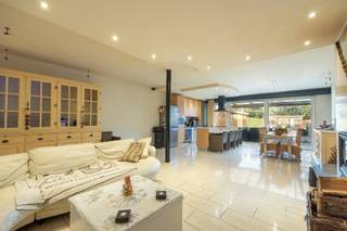 Deze woning wordt te koop aangeboden met een startprijs. Biedingen op of boven de prijs zijn toegelaten.Welkom in deze ruime en veelzijdige woning in...