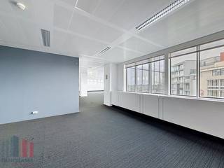 Hoogwaardige kantoorruimte van <strong>692 m²</strong> te huur in een toekomstgericht kantoorgebouw in Brussel.<br /><br />Gelegen op een absolute toplocatie, geniet deze site van een uitzonderlijke zichtbaarheid en een uitstekende bereikbaarheid via belangrijke verkeersassen. Dankzij de nabijheid van het openbaar vervoer zijn de stations Brussels-Luxembourg (10 min), Brussels-Central (15 min), Brussels-Midi (20 min) en Brussels-North (25 min) vlot bereikbaar.<br /><br />Dit kantoor combineert comfort, veiligheid en efficiëntie dankzij <strong>LED-verlichting</strong>, dubbele beglazing, toegangscontrole en een alarmsysteem, aangevuld met moderne vergaderfaciliteiten, lockers, douches, een stijlvolle vernieuwde lobbyreceptie en 9 liften. Bovendien beschikt het gebouw over een <strong>BREEAM In-Use Excellent-certificering</strong>, wat de focus op duurzaamheid, technologie en gebruikscomfort onderstreept.<br /><br />Gebruikers genieten bovendien van een uitgebreid aanbod aan faciliteiten, waaronder een fitnessruimte, de stijlvolle wine bar lounge L'Étiquette, Restaurant BON en een moderne coffee & food zone.<br />Met in totaal<strong> 279 parkeerplaatsen</strong>, waarvan <strong>34 met laadpunten</strong>, en meer dan <strong>150 fietsparkeerplaatsen</strong>, is een optimale bereikbaarheid gegarandeerd.<br /><br />Contacteer<strong> PANORAMA B2B</strong> voor meer informatie of een vrijblijvend plaatsbezoek via <strong>0477 09 00 09</strong>.