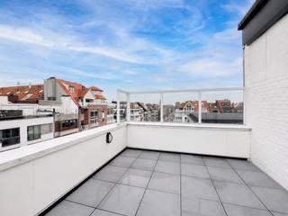 Deze prachtig gerenoveerde studio is ideaal gelegen in het centrum van Knokke, op wandelafstand van winkels, restaurants en het strand.<br /><br />De studio werd recent volledig vernieuwd met oog voor detail en kwalitatieve materialen. De lichtrijke leefruimte sluit naadloos aan op het ruime terras (+-13 m2), een absolute troef in deze centrale ligging.<br /><br />De moderne open keuken is volledig uitgerust en praktisch ingericht. De badkamer werd hedendaags afgewerkt en beschikt over een comfortabele inloopdouche. Dankzij de slimme indeling wordt de ruimte optimaal benut.<br />Een privatieve kelderberging is inbegrepen.<br /><br />Mogelijkheid tot aankoop/huren van een autostaanplaats/garagebox in de nabije omgeving!<br />stedenbouwkundig uittreksel en maatregelenregister in aanvraag.<br /><br />Aarzel niet om ons te contacteren voor meer informatie: tel.: 050 62 44 14 of via knokke@immax.be