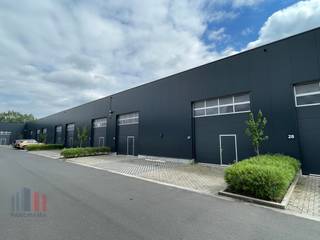 Langs de Schaapbruggestraat in Roeselare bevindt zich deze kwalitatieve nieuwbouwloods, ideaal voor ondernemers die op zoek zijn naar een moderne...