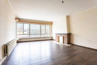 Bent u op zoek naar een te renoveren appartement met twee slaapkamers en twee terrassen? Dan stellen wij graag dit appartement op de tweede verdieping in een kleinschalig appartementsgebouw (zonder lift) aan u voor!<br />Indeling:<br />De inkomhal geeft toegang tot de meeste ruimtes in het appartement. Vooraan is er de woonkamer met daarnaast de keuken die doorgang geeft aan het terras vooraan. Tussen de gang en de keuken is er een extra kamer waar de ketel voorzien is. <br />Centraal is er de badkamer met ligbad/douchefunctie en enkele lavabo. Er is tevens een apart toilet. <br />Achteraan zijn er twee slaapkamers waarvan de kleinste slaapkamer doorgang geeft aan het groot terras.<br />Ligging:<br />Uiterst centrale ligging op enkele ogenblikken van het centrum van Antwerpen. Op enkele meters verwijderd van talrijke winkels en horeca. Scholen, parken en verbindingswegen op enkele minuten afstand. <br />Pluspunten:<br />- Dak is geïsoleerd<br />- Ruim appartement 107m²<br />- Twee terrassen en twee kelderbergingen<br />- In te richten naar eigen smaak<br />Voor meer informatie of een bezichtiging kan u One vastgoed steeds bereiken op volgend nummer 03 360 85 30.