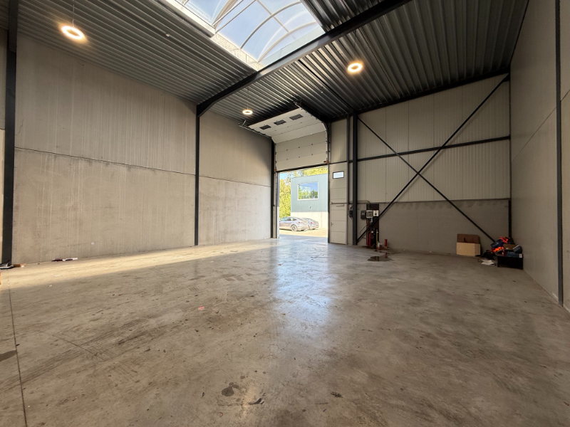 Magazijn/KMO-unit van 262 m² te huur met parkeerplaats - photo 4