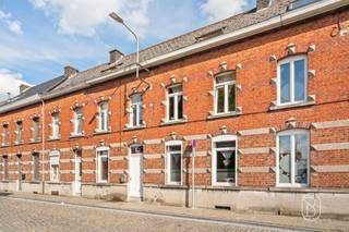 Huis met twee gevels, ideaal gelegen in het centrum van Lessines, vlakbij winkels, scholen, openbaar vervoer en alle voorzieningen.Deze woning is al gedeeltelijk gerenoveerd en biedt ruime kamers en interessante inrichtingsmogelijkheden. Het is perfect geschikt als eerste aankoop, voor een gezin of voor een investeerder die de renovatiewerkzaamheden naar eigen wens wil afronden.Een kans die u niet mag missen als u houdt van ruime woningen en panden die u naar eigen smaak kunt inrichten, en dat alles op een centrale en praktische locatie.Beslist een bezichtiging waard!