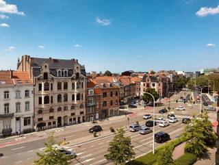 <p>This energy-efficient 2-bedroom apartment, equipped with all contemporary living comforts, with a living area of 93 m², is located on the fifth floor of the "Schreurs" residence and comprises: an entrance hall, a storage room, a bright spacious living room, a separate fully equipped kitchen with access to the first terrace, two full-size bedrooms, one of which offers access to the second southeast-oriented sun terrace, a separate guest toilet and a bathroom with bathtub and single washbasin cabinet. There is also an individual underground cellar. Monthly provision for water and common charges : 100€. Individual meters for private consumption of electricity and natural gas. This comfortable apartment is located near public transport and several access roads leading to the motorways towards Brussels and Liège, as well as a short walk from a city park, the Sportoase and of course the picturesque and lively Leuven city center. Available from 15/10/2026! For more information or a first visit: frederik@immo-time.be.</p>