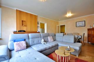 In de Albert Vandeputtestraat, een rustige woonwijk nabij het centrum van Ronse treffen we dit appartement. Gunstig gelegen op wandelafstand van het bruisende stadscentrum, shopping plaza, het station van Ronse en tal van andere voorzieningen.<br /><br />Het appartement bevindt zich in een<strong> kleinschalige residentie </strong>dat bestaat uit 4 appartementen. Er is <strong>geen syndicus</strong> aangesteld, waardoor de gemeenschappelijk kost bijzonder laag is. Het appartement is al enkele jaren <strong>verhuurd</strong> aan dezelfde correcte huurder, waardoor het tevens een ideale investeringseigendom is. <br /><br />Op de eerste verdieping betreden we het appartement via de ruime inkomhal, waar ruimte is voor een dressing. De lichtrijke woonkamer sluit aan bij de geïnstalleerde keuken, met toegang tot het balkon. Verder zijn er nog<strong> 2 volwaardige slaapkamers</strong> aanwezig, een apart gastentoilet en de badkamer. Op het gelijkvloers is er nog een<strong> praktische kelderberging</strong> voorzien van maar liefst 19m², en is er een<strong> ruime garage </strong>aanwezig.<br /><br />Er rust geen renovatieplicht op het appartement en er is een <strong>CONFORME elektrische keuring</strong> aanwezig.<br /><br />Meer info? Contacteer Kyamo De Smet: 0479 06 13 71 of via kyamo@immoroman.be