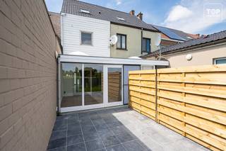 <p>Deze instapklare gezinswoning biedt een mooie combinatie van comfort, licht en een gunstige ligging. <br /><br />De woning werd in 2015 gerenoveerd en is zorgvuldig onderhouden, waardoor u zonder zorgen uw intrek kunt nemen.</p>
<p>De leefruimte geniet van een aangename lichtinval dankzij de grote raampartijen en sluit aan op de praktische keuken. <br /><br />Achteraan bevindt zich de volledig zuidgerichte tuin, waar u de hele dag van de zon kunt genieten. <br /><br />Als extra troef kijkt de tuin uit op de achterliggende velden, wat zorgt voor een open en groen uitzicht.</p>
<p>Op de verdieping bevinden zich drie volwaardige slaapkamers en een verzorgde badkamer, uitgerust met zowel een ligbad als een aparte douche. <br /><br />Met een gunstig EPC-label B bent u bovendien verzekerd van een energiezuinige woning met een aangenaam wooncomfort.</p>
<p>De woning is gunstig gelegen, op korte afstand van scholen, winkels en andere dagelijkse voorzieningen. <br /><br />Ook de belangrijkste invalswegen zijn vlot bereikbaar, wat zorgt voor een uitstekende verbinding.</p>
<p>Kortom, een energiezuinige en instapklare woning met drie slaapkamers, een zonnige zuidgerichte tuin met open uitzicht op de velden.<br /><br />Bel Top Vastgoed voor een bezoek op 0475 700 700</p>