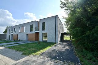 <p><span>Op zoek naar een recente nieuwbouwwoning waar hedendaags wooncomfort, energiezuinigheid en een aangename ligging samenkomen? In een rustige en residentiële omgeving in Schriek bevindt zich deze stijlvolle ééngezinswoning, recent opgetrokken volgens de huidige normen en uitgerust met moderne technieken. Dankzij de doordachte indeling, drie slaapkamers, aangename tuin en carport vormt deze woning een ideale thuis voor wie comfortabel en zorgeloos wil wonen.</span></p><p><span>Bij het betreden van de woning komt u binnen in de inkomhal met apart gastentoilet. Van hieruit bereikt u de lichtrijke leefruimte met open keuken, die samen het centrale hart van de woning vormen. De keuken is volledig uitgerust met de nodige toestellen en sluit mooi aan bij de eet- en zithoek. Grote raampartijen zorgen voor een aangename natuurlijke lichtinval en creëren een mooie verbinding met de tuin. Aansluitend aan de keuken bevindt zich een praktische berging, terwijl een afzonderlijke technische berging bijkomende opbergmogelijkheden biedt.</span></p><p><span>Op de eerste verdieping geeft de nachthal toegang tot drie volwaardige slaapkamers. Daarnaast beschikt deze verdieping over een afzonderlijke berging met aansluitingen voor wasmachine en droogkast en een apart toilet. De badkamer is ingericht met een badkamermeubel en een ligbad met douchewand, waardoor ook hier functionaliteit en comfort centraal staan.</span></p><p><span>Ook buiten wordt de woning mooi en compleet afgewerkt. De privatieve tuin beschikt over een aangename terraszone en zal volledig worden omheind, zodat u hier volop van de nodige privacy kunt genieten. Daarnaast is reeds een plateau voorzien waarop, indien gewenst, optioneel een tuinhuis kan worden geplaatst om het geheel volledig af te werken. De carport biedt een comfortabele parkeerplaats bij de woning en is bovendien voorzien op de plaatsing van een laadpaal.</span></p><p><span>Ook op energetisch vlak is deze recente woning helemaal klaar voor de toekomst. De woning werd geïsoleerd volgens de huidige normen en is uitgerust met vloerverwarming in combinatie met een warmtepomp. Zonnepanelen dragen verder bij aan een energiezuinig verbruik. Daarnaast is er een regenwaterput voorzien, waarmee ook op het vlak van watergebruik wordt ingezet op hedendaags en duurzaam wooncomfort.</span></p><p><span>De rustige ligging in Schriek vormt daarbij een bijkomende troef. U woont hier aangenaam en residentieel, terwijl het centrum van Schriek en de nodige winkels, scholen en andere dagelijkse voorzieningen vlot bereikbaar zijn. Ook omliggende gemeenten en belangrijke verbindingswegen zijn makkelijk te bereiken, waardoor rustig wonen hier hand in hand gaat met een goede bereikbaarheid.</span></p><p><span>Deze woning combineert energiezuinig wonen, een praktische indeling en hedendaags comfort met een rustige ligging in Schriek. Kom samen deze woning met ons ontdekken. Contacteer Dupont Vastgoed via 015/15 15 15 voor meer informatie of een bezoek ter plaatse.</span></p>