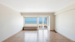 Ongemeubeld 3 slaapkamerappartement op het Rubensplein met fantastisch zeezicht.<br />Inkom met vestiaire en gastentoilet. Woonkamer met panoramisch zeezicht en zicht op het Rubensplein. Volledig ingerichte keuken met doorgeefluik.<br />3 slaapkamers, badkamer en douchekamer. Zuidgelegen terrasje.<br />Mogelijkheid tot het bijhuren van een autostaanplaats in de Paul Parmentierlaan.