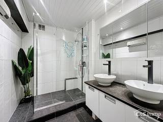 Dit appartement op de tweede verdieping werd recent gerenoveerd. Via de inkomhal bereik je vooraan de lichte woonkamer op tegelvloer. Aansluitend...