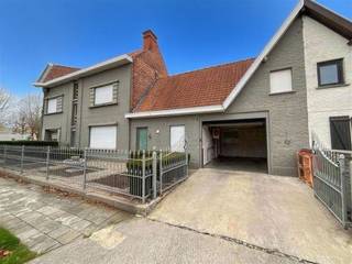 Woning op Ons Dorp te Menen. De woning omvat een ruime leefruimte met en een ingerichte keuken. Op de verdiepingen bevinden zich vier...