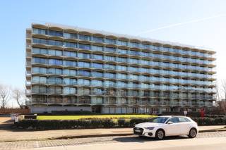 In de prachtige residentie <strong>Equus</strong> bevindt zich dit aangename doorloopappartement op de eerste verdieping met zeezicht en twee ruime terrassen. Dankzij de gunstige indeling en de grote raampartijen geniet het appartement van veel lichtinval en een open gevoel.<br />Het appartement bestaat uit een ruime inkomhal met apart gastentoilet. De lichtrijke woon- en eetruimte biedt een mooi zicht op zee en sluit via een schuifraam aan op het eerste terras, waar u kan genieten van de avondzon en het uitzicht.<br />Verder beschikt het appartement over een aparte keuken, uitgerust met elektrische toestellen waaronder een oven, elektrisch kookvuur en koelkast.<br />De badkamer is ingericht met een dubbele lavabo en een ligbad.<br />Tot slot is er een uitzonderlijk ruime slaapkamer met toegang tot een tweede, prachtig terras dat uitgeeft op de Golf van Oostende.<br />Een ideaal appartement voor wie wil genieten van rust, ruimte en een unieke ligging vlak bij zee.<br /><br />Fietsenberging in het gebouw.<br />Inclusief kelder!<br /> 