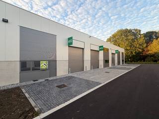 Op het recent ontwikkelde Green Business Park in Kortessem (Hasselt) bieden we deze praktische KMO-unit van 216m² te huur aan. Deze hal combineert goede toegankelijkheid met twee privatieve parkeerplaatsen en is geschikt voor uiteenlopende professionele activiteiten. Het bedrijvenpark is gelegen aan de Hasseltsesteenweg en Industrieweg.<br /><br />De unit bestaat uit één ruime en flexibel in te richten bedrijfsruimte. Vooraan is er een hoge sectionaalpoort (4m x 4m50), waardoor ook grotere voertuigen en leveringen vlot toegang hebben. Daarnaast is er een afzonderlijke toegangsdeur met raam.<br /><br />Een lichtstraat zorgt voor natuurlijke lichtinval en de hal is reeds uitgerust met verlichting en voldoende stopcontacten. De gepolierde betonvloer is bovendien geschikt voor professioneel gebruik en de nuttige gelijkmatig verdeelde belasting bedraagt 2.500 kg/m².<br /><br />Voor de unit bevinden zich twee privatieve parkeerplaatsen en een ruime inrit voor de sectionaalpoort. <br /><br />Huurprijs: € 1.250/maand + BTW; de gemeenschappelijke kosten bedragen € 200/maand. <br /><br />Interesse in deze KMO-unit? Plan dan snel een bezoek door te bellen naar 012 23 00 23 of stel je vragen aan dries@immo-leroi.be.