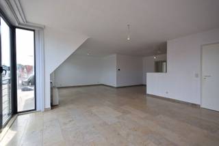 Dit appartement is gelegen in een kleinschalige residentie aan de Rumbeeksesteenweg 400 en beschikt over een bewoonbare oppervlakte van 107.00 m². Het heeft een EPC-waarde van 158.00, wat resulteert in een energielabel B. <br /><br />De ligging van het appartement is ideaal, met een supermarkt en een basisschool in de buurt. <br /><br />Indeling: <br />inkomhal, gastentoilet, woonkamer met open ingerichte keuken, drie slaapkamers, badkamer met ligbad en toilet. <br />Terras.<br />Er is een mogelijkheid tot de aankoop van een garage achteraan het gebouw (€ 30.000)<br /><br />Het appartement is vrij bij akte.