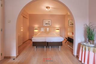 Uitermate goed gelegen B&B in het het hartje van Oostduinkerke -Bad te huur. Met de Zeedijk om de hoek, de gezellige eetadresjes en het strand en duinen in de directe omgeving is dit een droom om uit te baten.<br />Deze goed draaiende B&B is te huur en vrij van overname. Een traplift is reeds geïnstalleerd en er is eveneens een aparte ontbijtruimte en ingerichte keuken aanwezig. Met het openbaar vervoer vlakbij alsook de diverse fietsroutes is dit een echte topper! EPC = E
