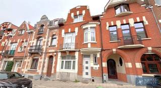 Square Estate presents this charming semi-detached house, located in a quiet and sought-after neighbourhood. It is laid out as follows : On the...