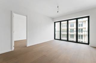 <p><span>Dit nieuwbouw 2 slaapkamer appartement ligt temidden de nieuwe Slachthuissite in het Noorden van Antwerpen. Op wandelafstand vindt u verschillende leuke horeca aangelegenheden, alsook haltes van het openbaar vervoer en het Park Spoor Noord. <br /><br />Het appartement beschikt over een leefruimte met open keuken en berging die uitkijkt op de rustige binnentuin. Verder zijn er 2 slaapkamers, een badkamer en een apart gastentoilet. </span></p><p><span> </span></p><p><span>In de huurprijs zit een ondergrondse autostaanplaats inbegrepen. </span></p><p><span> </span></p><p><span>Huurprijs: €1.250/maand + €150/maand (gemeenschappelijke kosten, inclusief verwarming)</span></p><p><span>Beschikbaar: onmiddellijk</span></p>