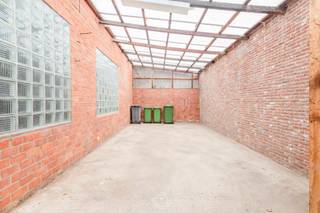 Deze eigendom is gelegen op een uitzonderlijk groot perceel van 3.262 m² in een rustige omgeving, met een unieke troef: twee ruime garages...
