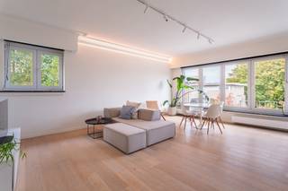 <p><strong>Gerenoveerd en lichtrijk hoekappartement met 2 slaapkamers en een terras, gelegen in de gegeerde Oosterveldwijk in Wilrijk. Dit kwalitatief afgewerkte appartement werd in 2023 tot in de puntjes vernieuwd met hoogwaardige materialen en bevindt zich op een uitstekende locatie, op wandelafstand van winkels, openbaar vervoer, ziekenhuizen, parken en belangrijke in- en uitvalswegen.</strong></p>
<p>INDELING: <br />De centrale INKOMHAL geeft toegang tot alle ruimtes. Via de stalen deur betreden we de ruime en lichtrijke LIVING van ca. 32m² op parket. En suite bevindt zich de OPEN KEUKEN van ca. 6m², voorzien van alle comfort zoals een inductiekookplaat met ingebouwd afzuigsysteem op het kookeiland, een combi microgolfoven, een afwasmachine en een wastafel. De keuken is hoogwaardig afgewerkt met carrara-finishing en uitgerust met kwaliteitstoestellen.</p>
<p>De BADKAMER van ca. 4m², eveneens uitgevoerd in carrara-finishing, beschikt over een ruime inloopdouche met zwart kraanwerk en een wastafel. Een aparte ingemaakte kast biedt plaats en aansluiting voor wasmachine en droogkast.</p>
<p>De MASTERBEDROOM van ca. 17m² is voorzien van een zeer ruime ingemaakte dressingkast. De tweede SLAAPKAMER van ca. 10m² beschikt eveneens over een ingemaakte kast en een vast bureaumeubel. Vanuit deze kamer is er toegang tot het aangename ZONNETERRAS van ca. 4m².<br /><br />Er zijn verder 2 kelderbergingen inbegrepen.<br /><br /></p>
<span><strong>BIJZONDERHEDEN</strong></span><br />* 2 slaapkamer hoekappartement op de hoogste verdieping op zeer goede locatie te Wilrijk - Oosterveldwijk. Mobiscore 8,9<br />* Renovatie 2023 + dak is conform.<br />* Hoogwaardig gerenoveerd appartement, instapklaar, gunstige EPC, asbestveilig, inidividuele nutsvoorzieningen en electriciteit conform<br />* Mooie gevelbreedte van 7m <br />* Klein gebouw zonder lift - lage kosten<br />* 2 ruime kelderbergingen inbegrepen