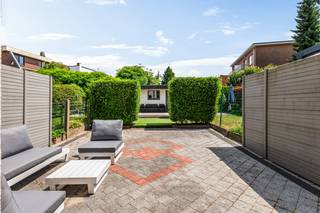 Op een centrale doch rustige locatie in Borsbeek, vlak bij het centrum, het gemeentepark, winkels, scholen en belangrijke invalswegen, bevindt zich deze mooie en lichtrijke woning.<br /><br />We betreden de woning via de inkomhal, die ons naar de eerste verdieping van de woning brengt. Hier treffen we een riante leefruimte met eetkamer en aansluitend een open, volledig geïnstalleerde keuken. Dankzij de grote raampartijen geniet deze aangename open leefruimte van bijzonder veel natuurlijke lichtinval. <br /><br />De keuken is uitgerust met een vaatwasser, een 5 pits gasvuur, een spoelbak met verlek, een oven, een dampkap en een koelkast. Vanuit de keuken en de leefruimte heeft u een leuk uitzicht over de tuin. Verder is er nog een apart toilet aanwezig. <br /><br />De tweede verdieping beschikt over een nachthal die toegang biedt tot drie slaapkamers (14,5m² / 14m² / 6,5m²), een apart toilet en een moderne badkamer. De badkamer is voorzien van een inloopdouche, een dubbele lavabo en een handdoekradiator. <br /><br />Het gelijkvloers omvat een inpandige garage met oprit, een polyvalente ruimte en een technische berging met toilet en aansluiting voor wasmachine. <br /><br />Als kers op de taart beschikt de woning over een mooi aangelegde, zonnig tuin met een ruim terras en een tuinhuis voorzien van elektriciteit. Een heerlijke plek om in alle rust van het buitenleven te genieten. <br /><br />Pluspunten: <br />+ EPC B (energiezuinig)<br />+ inpandige garage met oprit<br />+ zonnige tuin met groot terras<br />+ tuinhuis met elektriciteit<br />+ 3 slaapkamers<br />+ moderne gevel<br />+ veel lichtinval<br />+ centrale, rustige locatie in Borsbeek<br /><br />Voor meer informatie of een afspraak ter plaatse, aarzel niet ons te contacteren op nummer 03/337.50.70 of surf naar www.vbvastgoed.be.