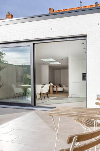 Volledig vernieuwde gezinswoning met 4 slaapkamers in hartje Brasschaat!Deze instapklare woning bevindt zich op een uitstekende locatie in...