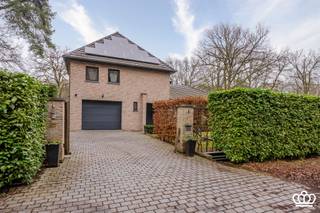 <p><span>Ruime vrijstaande woning gelegen nabij de Kalmthoutse Heide met o.a. lichtrijke leefruimte, ingerichte open keuken, wasplaats,  4 slaapkamers, ingerichte badkamer, inpandige garage op een zuidoost gericht perceel van 1179m² met vijver, jacuzzi en poolhouse. </span></p><p><span> </span></p><p><span>INDELING</span></p><p><span> </span></p><p><span>Gelijkvloers</span></p><p><span>Ruime inkomhal met gastentoilet en handenwasser. Vanuit de inkomhal toegang tot de lichtrijke leefruimte op tegelvloer die door middel van schuiframen toegang biedt tot de mooi aangelegde tuin met deels overdekt terras. Zitgedeelte op parket met openhaard voorzien van luchtcirculatie, vast bureel en ingemaakte kasten. </span></p><p><span>Open ingerichte keuken met keukeneiland. Keuken is voorzien van inductie kookvuur, oven, microgolf, warmhoudlade, vaatwasser, dampkap, Amerikaanse koelkast en dubbele wasbak. </span></p><p><span>Inpandige garage met automatische toegangspoort en voorzieningen voor wasmachine en droogkast. Verder is er nog een aparte doucheruimte en buitendeur.  </span></p><p><span> </span></p><p><span>Eerste</span><span> </span><span>verdieping</span></p><p><span>Op de eerste verdieping bevindt zich een master unit met dressingruimte.  Verder zijn er twee slaapkamers waarvan één met ingemaakte kasten en ruim ingerichte badkamer voorzien van ligbad, douche, toilet en dubbele lavabo. </span></p><p><span> </span></p><p><span>Zolderverdieping</span></p><p><span>Hier bevindt zich een zeer ruime slaapkamer met ingemaakte kasten die kan dienen als vierde slaapkamer. </span></p><p><span> </span></p><p><span>Tuin</span></p><p><span>Goed onderhouden zuid-oost gerichte tuin die veel privacy geniet met vijver, jacuzzi en poolhouse momenteel in gebruik als fitness ruimte. </span></p><p><span> </span></p><p><span>Bijzonderheden</span></p><p><span>-Gelegen nabij de Kalmthoutse Heide</span></p><p><span>-Uitgebreid domotica systeem met camera's</span></p><p><span>-Zonnepanelen</span></p><p><span> </span></p>