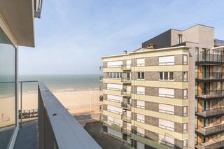 Ruim appartement met prachtig zeezicht vanaf de vijfde verdieping. Goed onderhouden residentie met recent vernieuwde gevel en balustrades.Inkomhal,...