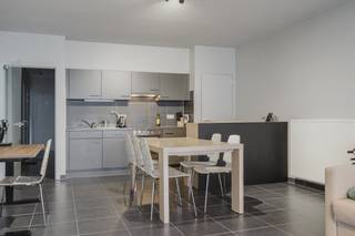 Dit recent gebouwde appartement (2009) in de Schippersstraat 2 combineert een sterke ligging met een uiterst stabiele investering. Op amper 100 meter van de vernieuwde verlaagde Leieboorden woon je – of laat je je huurders wonen – in één van de leukste buurten van Kortrijk: alles bevindt zich op wandel- en fietsafstand. Het historische centrum, horeca, shopping, station en de nieuwe verlaagde Leieboorden liggen letterlijk om de hoek.Het appartement omvat een lichtrijke leefruimte met open keuken, twee volwaardige slaapkamers, een badkamer en een praktische berging. De indeling is uiterst functioneel en gericht op zorgeloos wooncomfort.Op vandaag is het appartement verhuurd, wat dit een bijzonder interessante opportuniteit maakt voor wie op zoek is naar een direct en stabiel huurrendement.Bij aankoop hoort tevens een carport (18.000 euro) — een absolute meerwaarde in deze buurt waar parkeermogelijkheden eerder beperkt zijn.TroevenIdeaal investeringsappartementGebouwd in 2009 – energiezuinig en onderhoudsvriendelijkOp 100 m van de verlaagde LeieboordenAlles op wandel- en fietsafstandTwee volwaardige slaapkamersOp heden verhuurd – onmiddellijk rendementAankoop bijhorende carport (+18.000 euro)