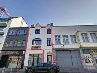 Deze prachtige woning te huur is ideaal gelegen op wandelafstand van supermarkten, winkels en openbaar vervoer. De woning is met zorg bijgehouden en biedt een comfortabele en sfeervolle woonomgeving. <br /><br />Indeling: <br />- inkomhal<br />- kelder<br />- woonkamer <br />- keuken <br />- badkamer met badkamermeubel, spiegelkast en bad<br />- slaapkamer 1: 17 m²<br />- slaapkamer 2: 20 m² <br />- slaapkamer 3: 16 m² <br />- berging <br />- Terras <br /><br />Ben je geïnteresseerd in dit pand te huur in Oostende? Ga naar de website www.dewaele.com, klik op het pand dat je wenst te huren. Via de rode knop "vraag je bezoek aan" vragen we u kort een profiel in te vullen. Daarna nemen we contact op voor een bezoek. Telefonisch kunnen er geen afspraken gemaakt worden.<br />