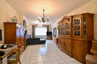 Deze gesloten bebouwing is gelegen op een toplocatie te Schurhoven, Sint-Truiden, aldus op wandelafstand van allerhande voorzieningen op een perceel van 1a93ca. Achter deze vernieuwde voorgevel vinden we een grotendeels, gerenoveerde gesloten bebouwing met ruime stadstuin. Zo werd de voorgevel aangepakt, werden de ramen, het dak en de CV-ketel vernieuwd én is de woning voorzien van een PV-installatie (Zonnepanelen 3,18 kWp). <br /><br />We betreden de woning via de inkomhal, die helemaal doorloopt richting de achterbouw en tuin. Het gelijkvloers is ingedeeld met een ruime leefruimte, voorzien van inbouwcassette, en aansluitend de open keuken. De open keuken is volledig ingericht en functioneel met een afwasmachine, fornuis met heteluchtoven en inductiekookplaats, koelkast met diepvries, dampkap, en dubbele spoelbak met afdruipgedeelte. Verder vinden we de wasplaats/CV-ruimte (met alle nodige aansluitingen voor wasmachine en droogkast) en een gelijkvloerse badkamer (douche-in-bad, lavabo, toilet) terug.<br /><br />Op de eerste verdieping vinden we een nachthal, een tweede badkamer (douche, toilet, lavabo) en twee ruime slaapkamers terug. Op de tweede verdieping vinden we eveneens een nachthal, een zolderkamer en twee kleinere slaapkamers. Deze verdieping kan heel makkelijk heringedeeld worden naar wens.<br /><br />Buitenhuis is de stadstuin volledig omheind en voorzien van een groot terras, deels overdekt, en een groen gedeelte. We bereiken via de tuin de tuinberging en de werkplaats of polyvalente ruimte.<br /><br />Willen jullie ook graag wonen in de stad en genieten van een leuke stadstuin? Aarzel niet en bel ons snel op 011 70 70 19. 