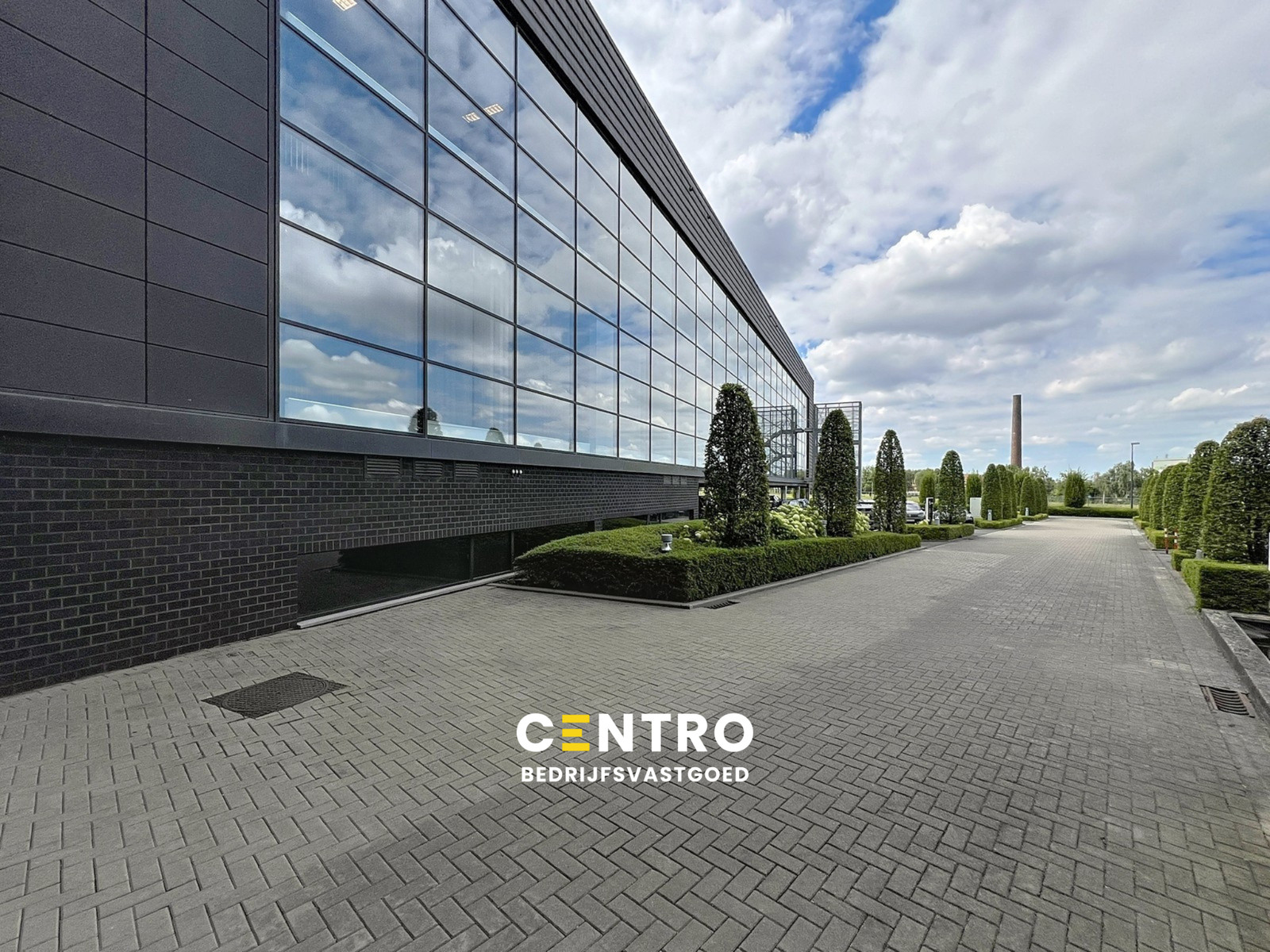 Goed gelegen LICHTRIJKE kantoorruimte aan interessante voorwaarden nabij afrit Kortrijk-Oost E17. - photo 1