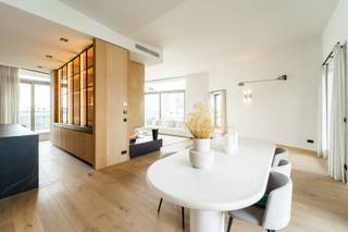 <p><strong>Opzoek naar een luxueuze penthouse op toplocatie? </strong></p>
<p>Opzoek naar een luxueuze penthouse op toplocatie? <br /><br />Tussen het charmante Zuid en het befaamde Nieuw Zuid, bevindt zich deze unieke penthouse op de 6e verdieping van het recente complex “The Residence”. <br />Tal van trendy restaurants, bars, winkels, de Vlaamsekaai en de gedempte Zuiderdokken maken van deze ligging een toplocatie!<br /><br />Ontdek deze schitterende penthouse met een indrukwekkend ruimtegevoel van ca 207 m² en een royaal terras van ca 72 m² met een prachtig uitzicht over de stad en de Schelde!<br /><br />Deze penthouse wordt bereikt door de lift die een directe toegang verleend in het appartement. <br />Hier wordt u verwelkomt in een zeer lichte en ruime leefruimte waar de grote raampartijen en hoge plafonds voor een overvloed aan natuurlijk licht zorgen. <br />De open keuken is tot in de puntjes afgewerkt met hoogwaardige materialen en voorzien van de beste toestellen. Deze is ook voorzien van coffee corner en een ingemaakte wijnkoeling. <br />Deze luxueuze penthouse maakt verder nog plaats voor 2 ruime slaapkamers. De master-bedroom beschikt over een ingemaakte dressing en een ensuite badkamer met een ligbad, inloopdouche en dubbele wastafel. De tweede kamer beschikt ook over volledig ingemaakte kasten en biedt toegang tot het terras. De tweede badkamer is voorzien van een inloopdouche en dubbele wastafel. <br /><br />Tot slot zijn hier 3 ondergrondse staanplaatsen te koop aan 50.000 EUR per autostaanplaats. <br /><br />Wenst u graag deze parel te bezoeken?<br />Contacteer LISTED: +32 3 283 51 51</p>