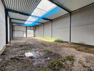Nieuwbouw KMO-unit met een oppervlakte van +/- 308m² en minstens 1 privatieve parkeerplaats te koop. Het casco magazijn is opgebouwd uit...
