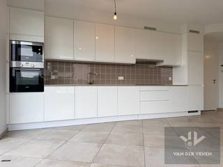 <strong>Dit appartement is onmiddellijk beschikbaar!<br />Vaste maandelijkse kosten: € 75,00 <br />Maandelijkse provisie verwarming: € 50,00 (je hebt zelf geen gascontract nodig!)<br />Bewonersparkeren is hier van toepassing.</strong><br /><br />Ontdek dit charmante en lichtrijke 1-slaapkamer appartement, ideaal gelegen in een rustige en groene omgeving.<br />Hier geniet je dagelijks van een aangename woonbeleving met een mooi evenwicht tussen rust en bereikbaarheid.<br /><br />Het appartement beschikt over een ruime, volledig uitgeruste keuken die naadloos aansluit op de leefruimte — perfect voor wie houdt van gezellig koken en ontvangen.<br /><br />Daarnaast kan je als bewoner gebruikmaken van een aangelegde gemeenschappelijke binnentuin, een heerlijke plek om tot rust te komen of even te genieten van het buitenleven.<br /><br />De ligging is een absolute troef:
<ul>
<li>Op wandelafstand van het centrum van Hasselt en Westpunt</li>
<li>Verschillende winkels en voorzieningen in de directe omgeving</li>
<li>Uitstekende fietsaansluitingen, ideaal voor woon-werkverkeer of ontspanning</li>
</ul>
Kortom, een perfect appartement voor wie comfortabel en centraal wil wonen.<br /><br />Word jij de nieuwe bewoner van dit prachtig appartement? Surf naar www.vdv-vanderveken.be, kies bij “TE HUUR” voor dit pand en vul de kandidatenfiche in (klik in het gouden balkje op “Ik wil dit pand graag huren!”). Wij contacteren je voor een afspraak!