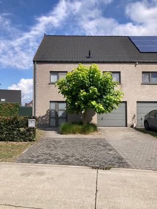 <p>In een kindvriendelijke en rustige straat in het hart van Lochristi bevindt zich deze moderne halfopen bebouwing, perfect voor wie op zoek is naar comfort, ruimte en een aangename leefomgeving.<br />De woning is gelegen in een groene en residentiële buurt, op wandelafstand van scholen, winkels en openbaar vervoer. Dankzij de vlotte verbinding met de R4 en N70 bent u bovendien in geen tijd in Gent of op de snelweg. Ideaal voor gezinnen of wie houdt van een rustige, maar toch centrale ligging.<br />Deze recent gebouwde woning biedt een ruime en lichtrijke leefruimte met grote raampartijen die uitgeven op de tuin. <br />De open keuken is volledig uitgerust met moderne toestellen en sluit naadloos aan op de leefruimte, wat zorgt voor een gezellige sfeer.<br />Via de keuken heeft u toegang tot de inpandige garage – praktisch voor fietsen, opslag of wagen.<br />Op de eerste verdieping vindt u drie volwaardige slaapkamers en een moderne badkamer met alle comfort.<br />De tweede verdieping werd volledig ingericht als zolderkamer die tal van mogelijkheden biedt: een extra master bedroom, logeerkamer, bureau of hobbyruimte – aan u de keuze.<br />De zonnige tuin met terras is een echte troef: een ideale plek om te ontspannen, te barbecueën of te genieten van een rustige avond.</p><p></p><p>Bezichtiging kan op donderdag 23 April - enkel op afspraak - online inschrijven - aanvraag tot meer informatie <br /><br />Beschikbaar vanaf 1 Mei 2026.<br />Meer inlichtingen of een bezoek contacteer Ellen: Ellen@altro-vastgoed.be <br />0475.400.770</p>