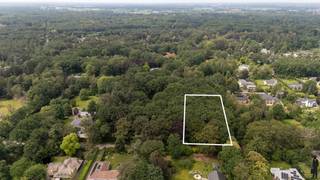 <strong>Schitterend villaperceel van ca. 2.239 m² voor de oprichting van een eengezinswoning, gelegen op de hoek van de Ganzendreef en Bosduivenlaan. Deze villagrond ligt in een bosrijk en residentieel villapark, op fietsafstand van natuurgebied “De Liereman” en op slechts 5 autominuten van de E34 Antwerpen-Eindhoven. Het perceel is bovendien ideaal georiënteerd op het zuidwesten.<br /><br /></strong><span>Bijzonderheden:</span> <br />- Oriëntatie achtergevel: zuidwesten <br />- Straatbreedte 32,23 m<br />- Niet gelegen in een risicozone voor overstromingen <br />- Woonparkgebied<br />- Bouwvoorschriften op aanvraag verkrijgbaar<br /><strong>- Plannen en vergunning zijn ter inzage beschikbaar bij ons op kantoor</strong>