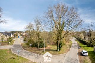 <p>Deze bouwgrond is gelegen in het charmante en groene Wijchmaal, een geliefde deelgemeente van Peer. De omgeving staat bekend om haar residentiële en harmonieuze karakter, waar rust en architecturale kwaliteit mooi samenkomen.<br /><br />De bouwgrond biedt momenteel ruimte voor een riante, alleenstaande woning. Dankzij de royale maximale bouwbreedte tot 20 meter en een bouwdiepte van 14 meter op het gelijkvloers, biedt dit perceel heel wat mogelijkheden om een zeer ruime en comfortabele woning te realiseren.</p>
<p><br /><strong>Enkele troeven:</strong></p>
<ul><li><strong>Ruime bouwmogelijkheden:</strong> Met een toegestane bouwbreedte van 2/3de van de kavelbreedte (max. 20m) kunt u hier een indrukwekkend volume creëren.</li><li><strong>Combinatie wonen &amp; werken:</strong> De voorschriften staan toe dat tot 50% van de gelijkvloerse oppervlakte gebruikt wordt voor een vrij beroep of diensten.</li><li><strong>Groen en kwalitatief:</strong> Er is een strikt behoud van bestaande hoogstammige bomen, wat zorgt voor een onmiddellijk volwassen en groene tuin.</li><li>
<p><strong>Potentieel voor projectontwikkeling:</strong> Hoewel momenteel vergund voor één woning, zijn er — mits toestemming van de gemeente — mogelijkheden voor de realisatie van twee halfopen bebouwingen.</p>
</li></ul>
<p><br />De volledige bouwvoorschriften kunnen via mail bezorgd worden. Denkt u eraan om uw eigen ding te doen in Wijchmaal?</p>
<p>Contacteer ons dan via impact@era.be of via 089 46 48 63.</p>